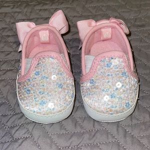Size 1 baby shoe with bow.